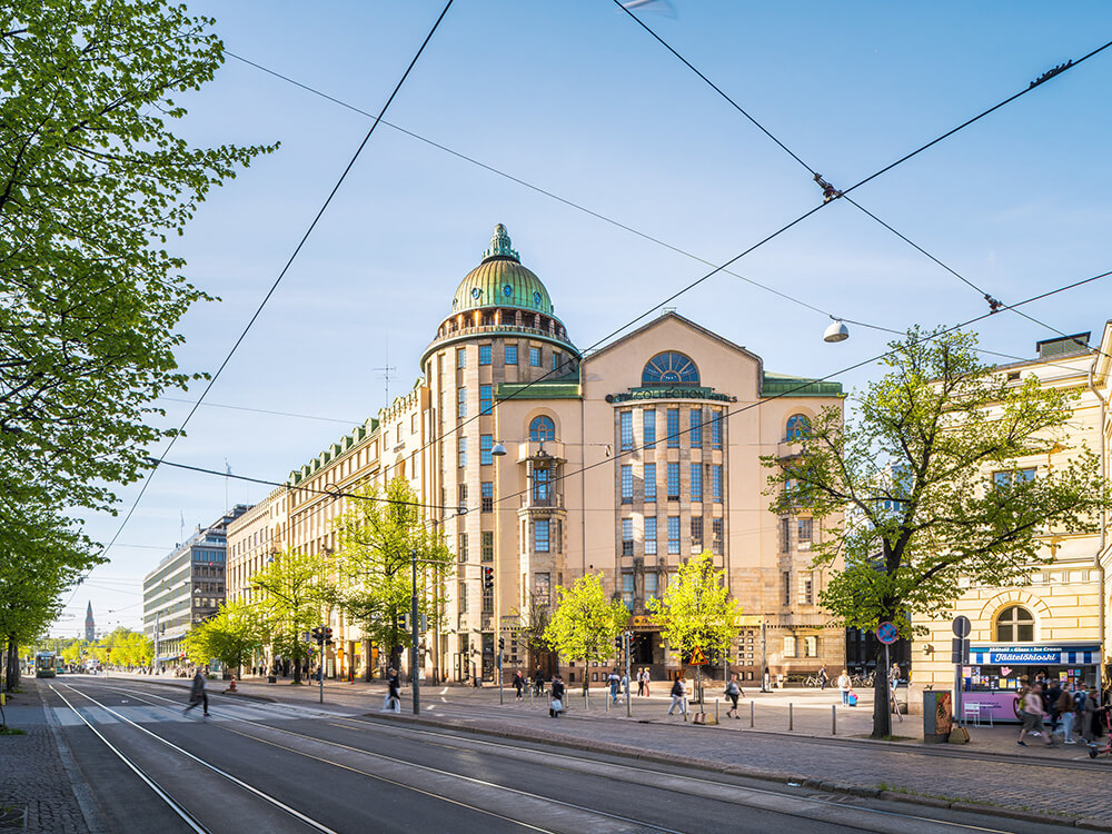Uusi ylioppilastalo, jugend-tyyliä edustava hotelli- ja toimistorakennus Helsingin keskustassa kesällä.