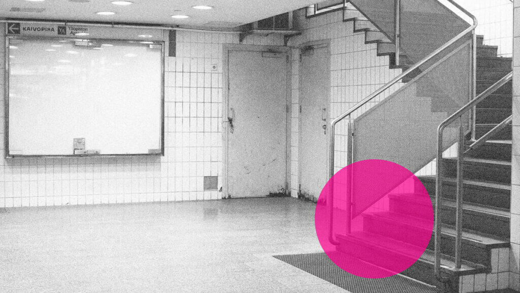 Hansakäytävän Mannerheimintien puoleinen portaikko ja vitriini, johon Jari Kohon taideteoksen ohjeistus tulee nähtäville.